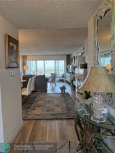 1523 E Hillsboro Blvd in Deerfield Beach, FL - Foto de edificio - Building Photo