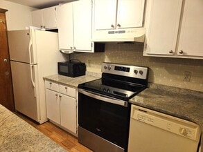 586 Boston Post Rd E in Marlborough, MA - Building Photo - Building Photo