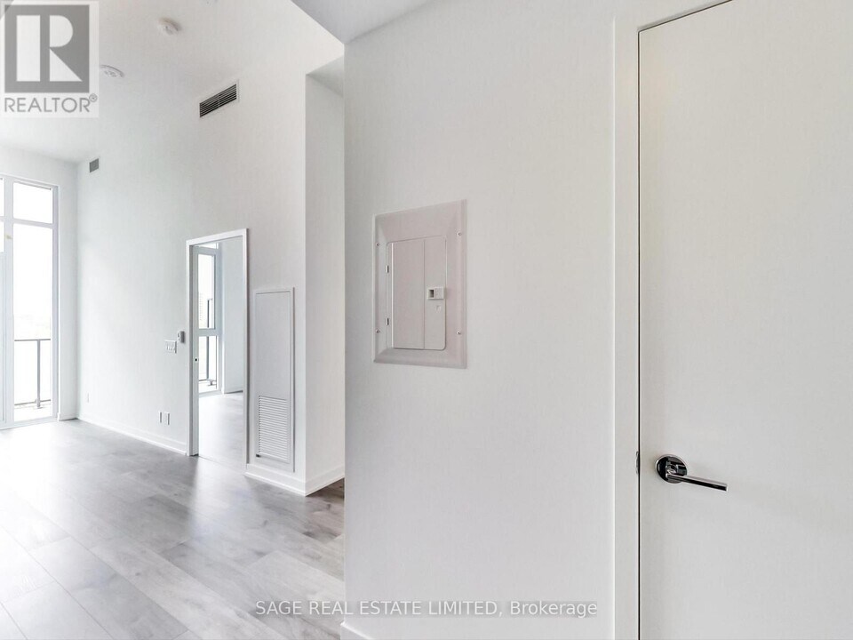 285-285 Dufferin St in Toronto, ON - Building Photo
