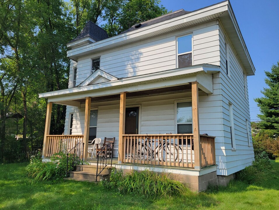 1-2332 1/2 3rd St in Eau Claire, WI - Building Photo