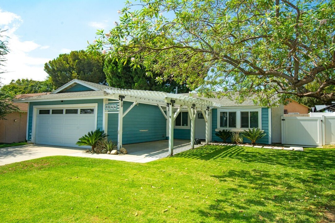 8644 Frankfort St in Fontana, CA - Building Photo