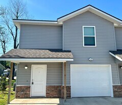 624 N 6th St in Rogers, AR - Building Photo