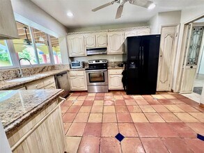 10025 SW 111th St in Miami, FL - Building Photo - Building Photo