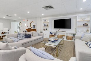 220 Seaview Ct in Marco Island, FL - Building Photo