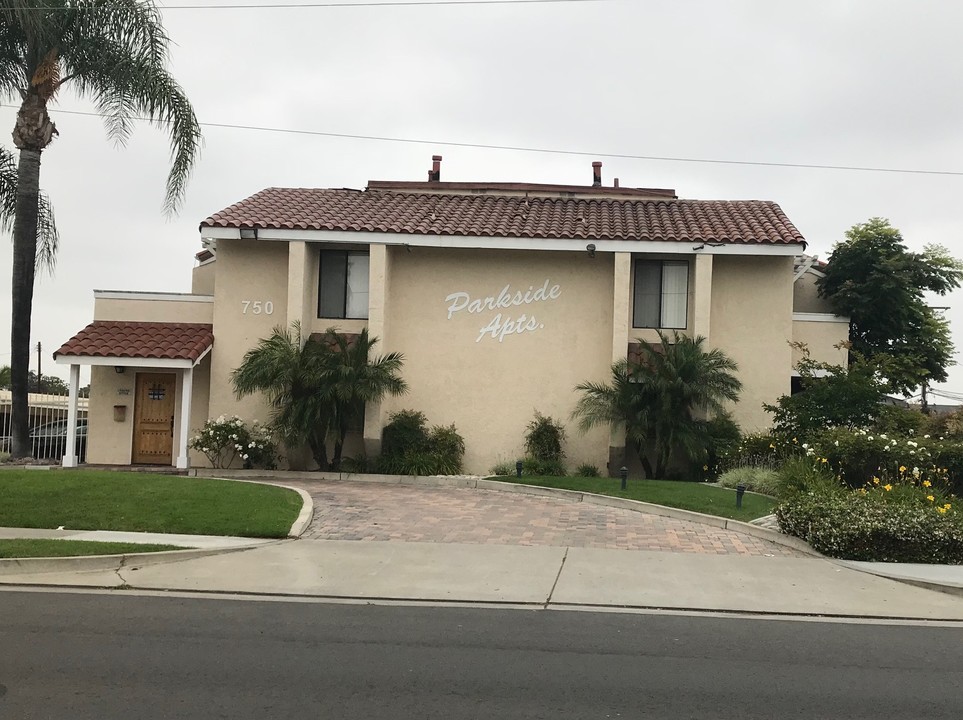 Parkside Apartments in Fullerton, CA - Building Photo