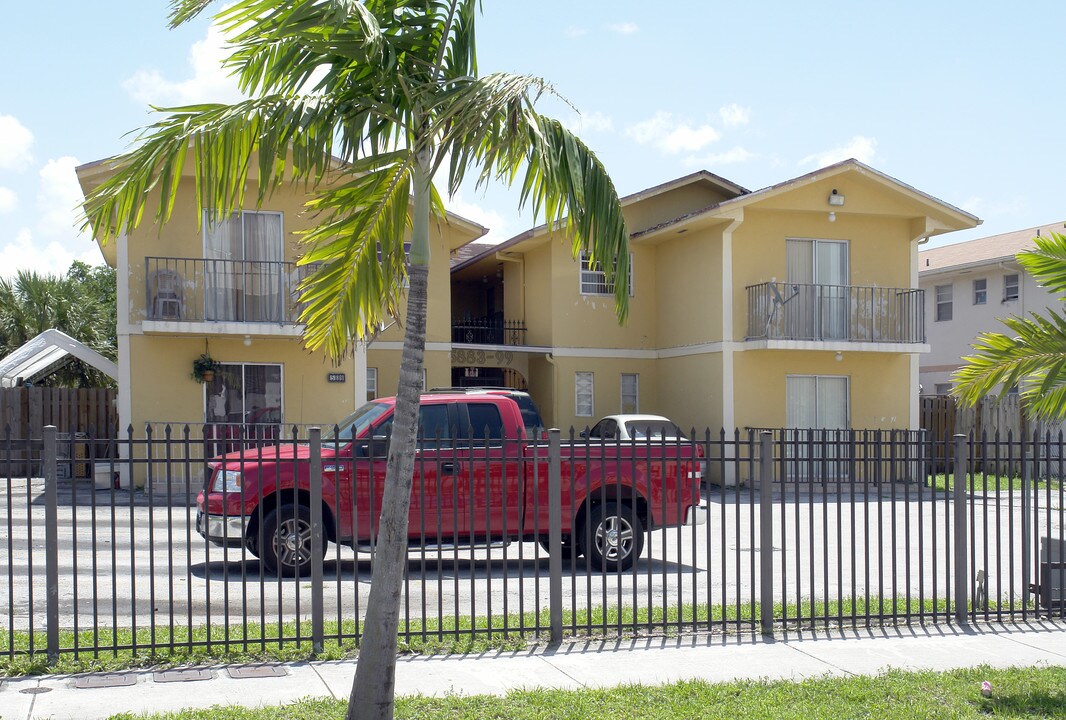 5883-5899 W 26th Ave in Hialeah, FL - Foto de edificio
