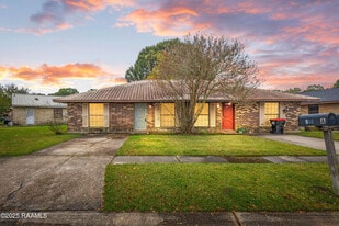 504 Knollwood Cir in Lafayette, LA - Building Photo