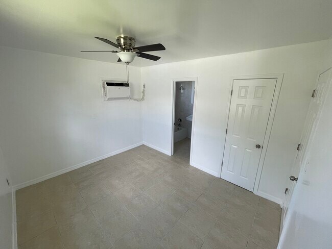 3137 Avenue J, Unit 6 in Riviera Beach, FL - Foto de edificio - Building Photo