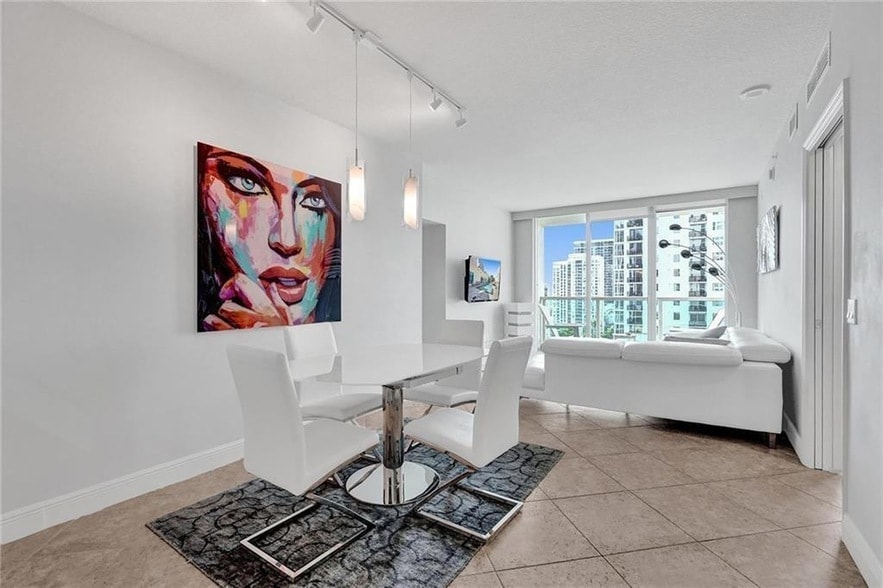 350 SE 2nd St, Unit 1720 in Fort Lauderdale, FL - Building Photo