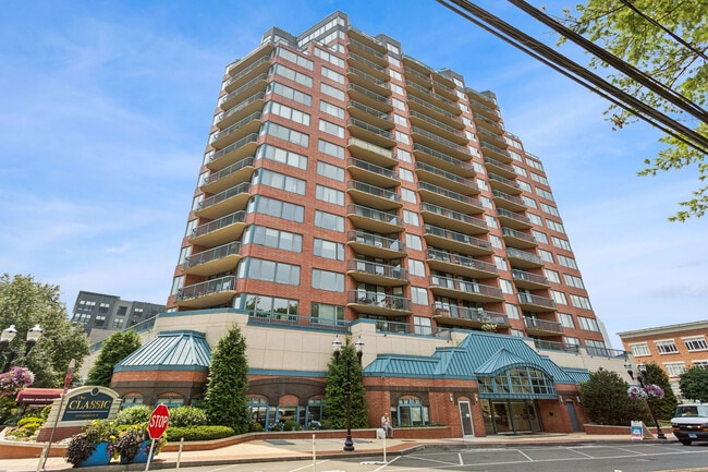 25 Forest St in Stamford, CT - Building Photo - Building Photo