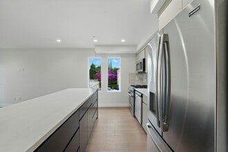 8234 Blackburn Ave in Los Angeles, CA - Foto de edificio - Building Photo