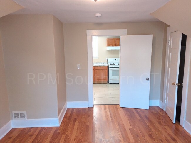 99 Bassett St-Unit -3rd Floor in New Haven, CT - Building Photo - Building Photo