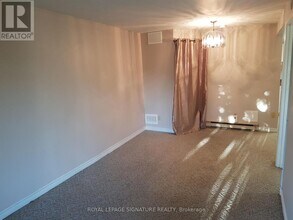 22 Palmer Dr in Ajax, ON - Building Photo - Building Photo