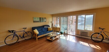 2248 N Triphammer Rd, Unit 2 in Ithaca, NY - Foto de edificio - Building Photo