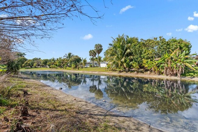 5715 NW 47th Ave in Tamarac, FL - Building Photo - Building Photo