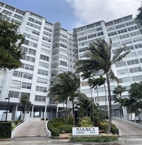 11930 N Bayshore Dr in North Miami, FL - Building Photo