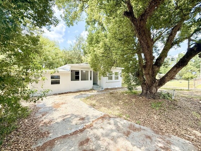 property at 2316 Azalea Ct