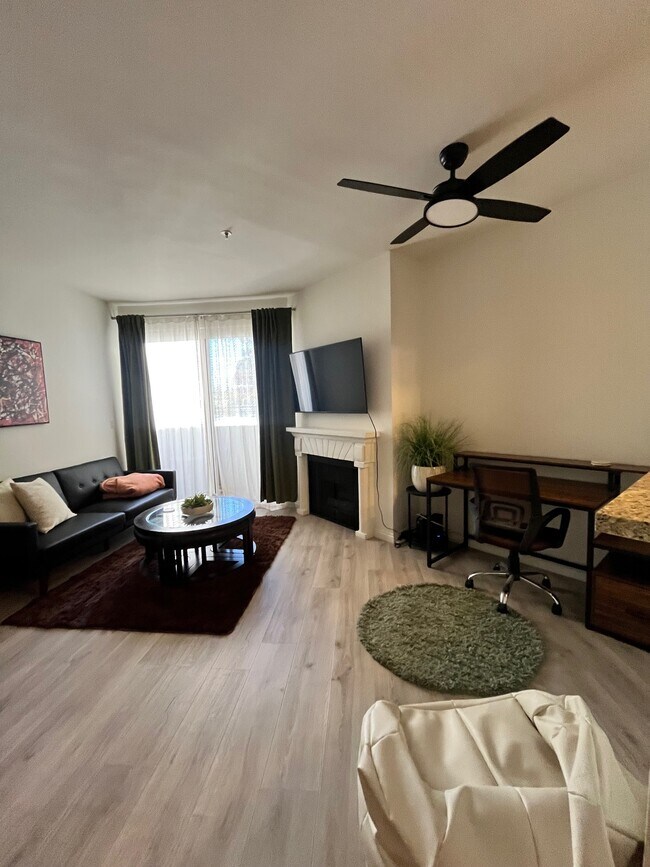 property at 620 S Gramercy Pl