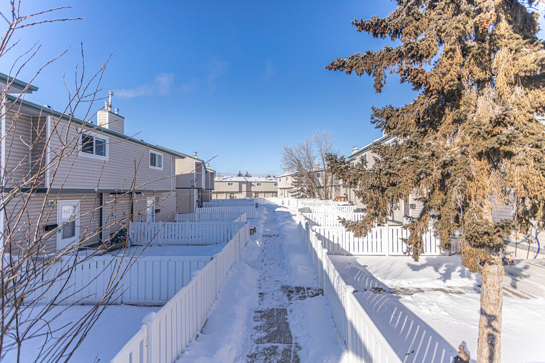 Laurentian Estate in Edmonton, AB - Building Photo