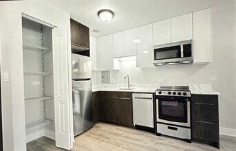 6002 N Kenmore Ave, Unit 203 in Chicago, IL - Building Photo - Building Photo