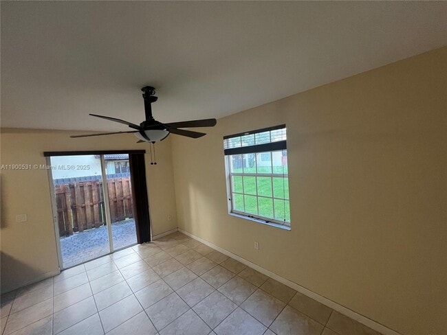 9217 SW 227th St in Cutler Bay, FL - Foto de edificio - Building Photo
