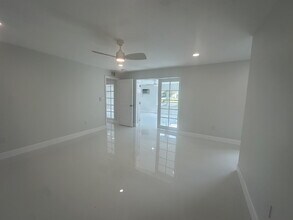 230 Annapolis Ln in Rotonda West, FL - Foto de edificio - Building Photo