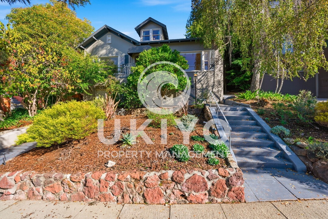860 Portal Ave in Oakland, CA - Building Photo