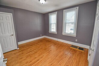 433 E Lloyd St, Unit 433 Lower in Milwaukee, WI - Building Photo - Building Photo