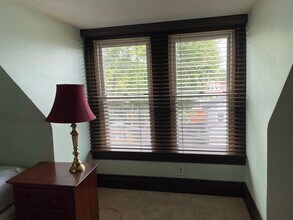 940 Greenfield Ave in Pittsburgh, PA - Foto de edificio - Building Photo