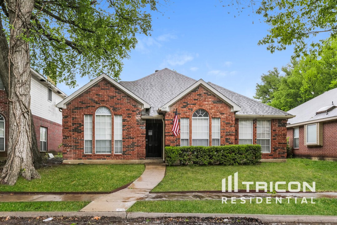 1517 Allen Dr in Cedar Hill, TX - Building Photo