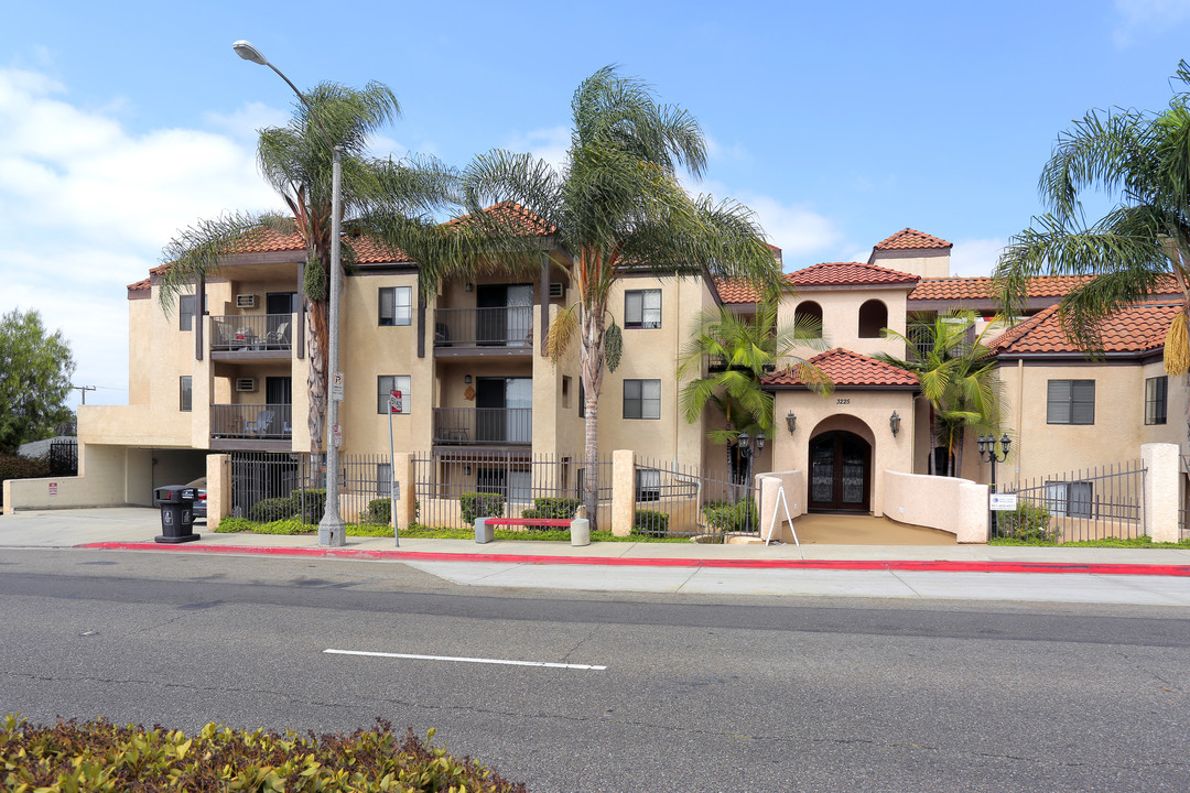 Ocean Elements at Villa del Sol Apartments in Long Beach, CA - Foto de edificio