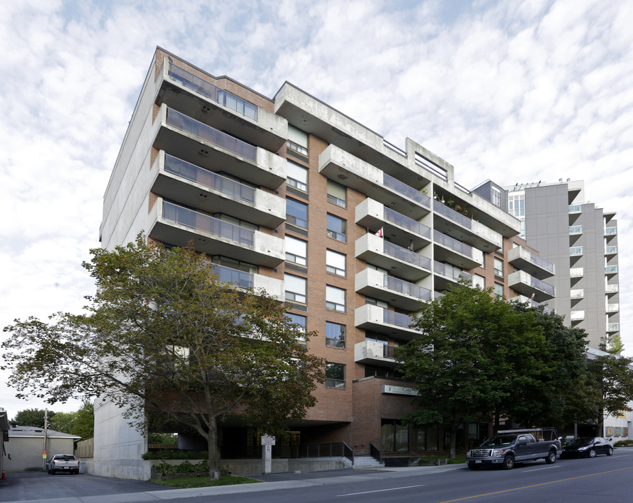 Holland Court in Ottawa, ON - Building Photo