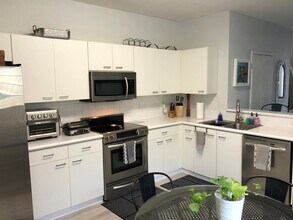 2233 Ensenada Terrace in Weston, FL - Foto de edificio - Building Photo