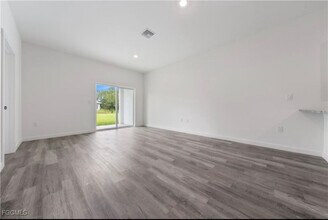 1027 Meadow Rd in Lehigh Acres, FL - Foto de edificio - Building Photo