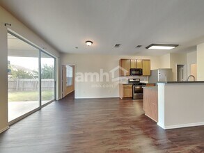 221 Covent Dr in Kyle, TX - Foto de edificio - Building Photo