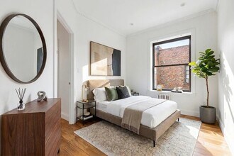 102 Christopher St, Unit 4A in New York, NY - Building Photo - Building Photo