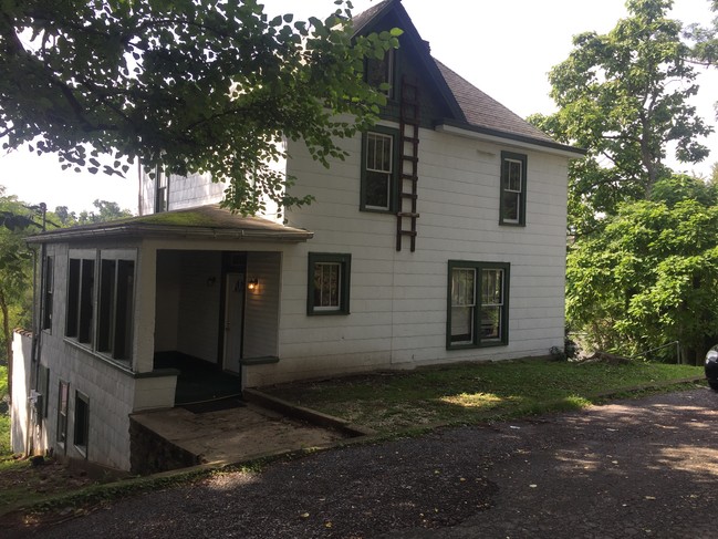 922 College Ave, Unit 1 in Morgantown, WV - Foto de edificio - Building Photo