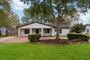 1721 Jones St in Rosenberg, TX - Building Photo