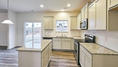 Room in House on N Great White Way in Clayton, NC - Building Photo - Building Photo