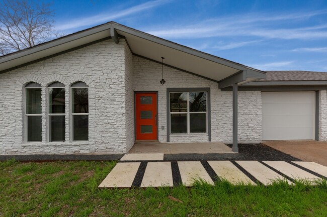 9010 Hunters Trace in Austin, TX - Foto de edificio - Building Photo