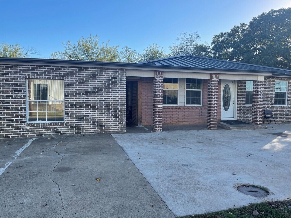 103 W 1st St in Keene, TX - Building Photo