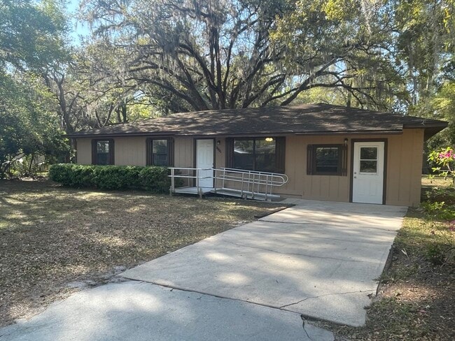 1117 NW 16th Ave in Chiefland, FL - Building Photo - Building Photo