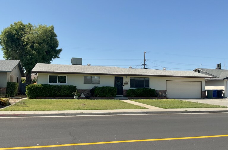 123 W Burlwood Ln in Lemoore, CA - Building Photo