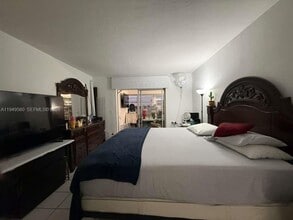 303 NE 187th St in North Miami Beach, FL - Building Photo - Building Photo