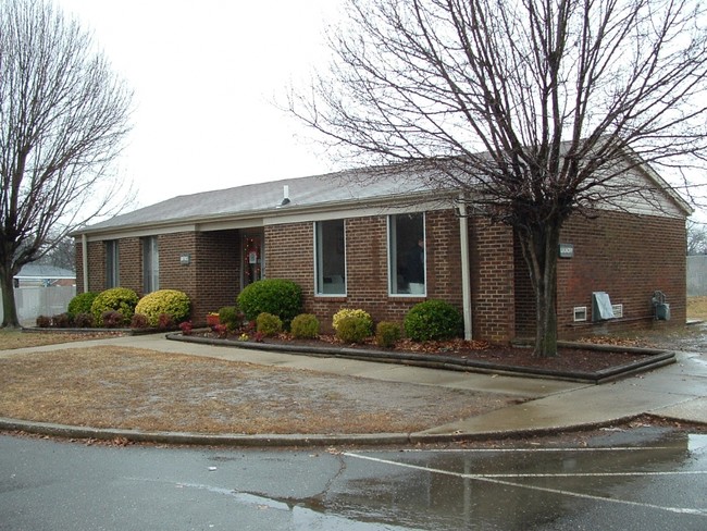 Ashbrooke Apartments in Dunn, NC - Building Photo - Building Photo