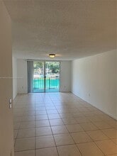 9350 Fontainebleau Blvd in Miami, FL - Building Photo - Building Photo