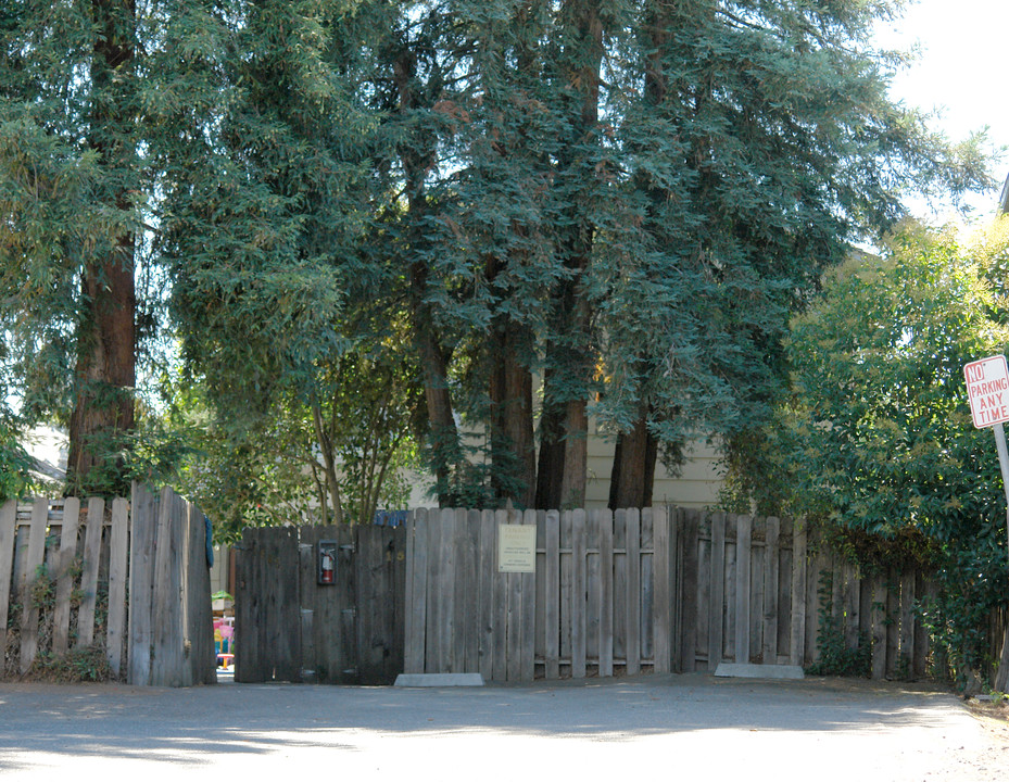 1581 Yulupa Ave in Santa Rosa, CA - Foto de edificio