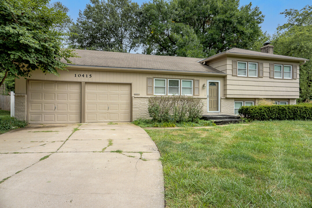 10415 Woodson in Overland Park, KS - Building Photo