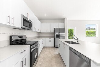 2232 SE 30th St in Homestead, FL - Building Photo - Building Photo