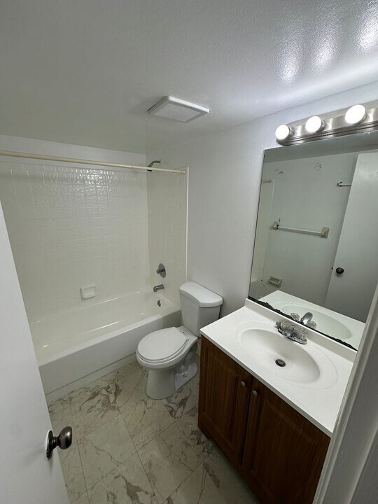 1016 Twin Lakes Dr in Coral Springs, FL - Building Photo